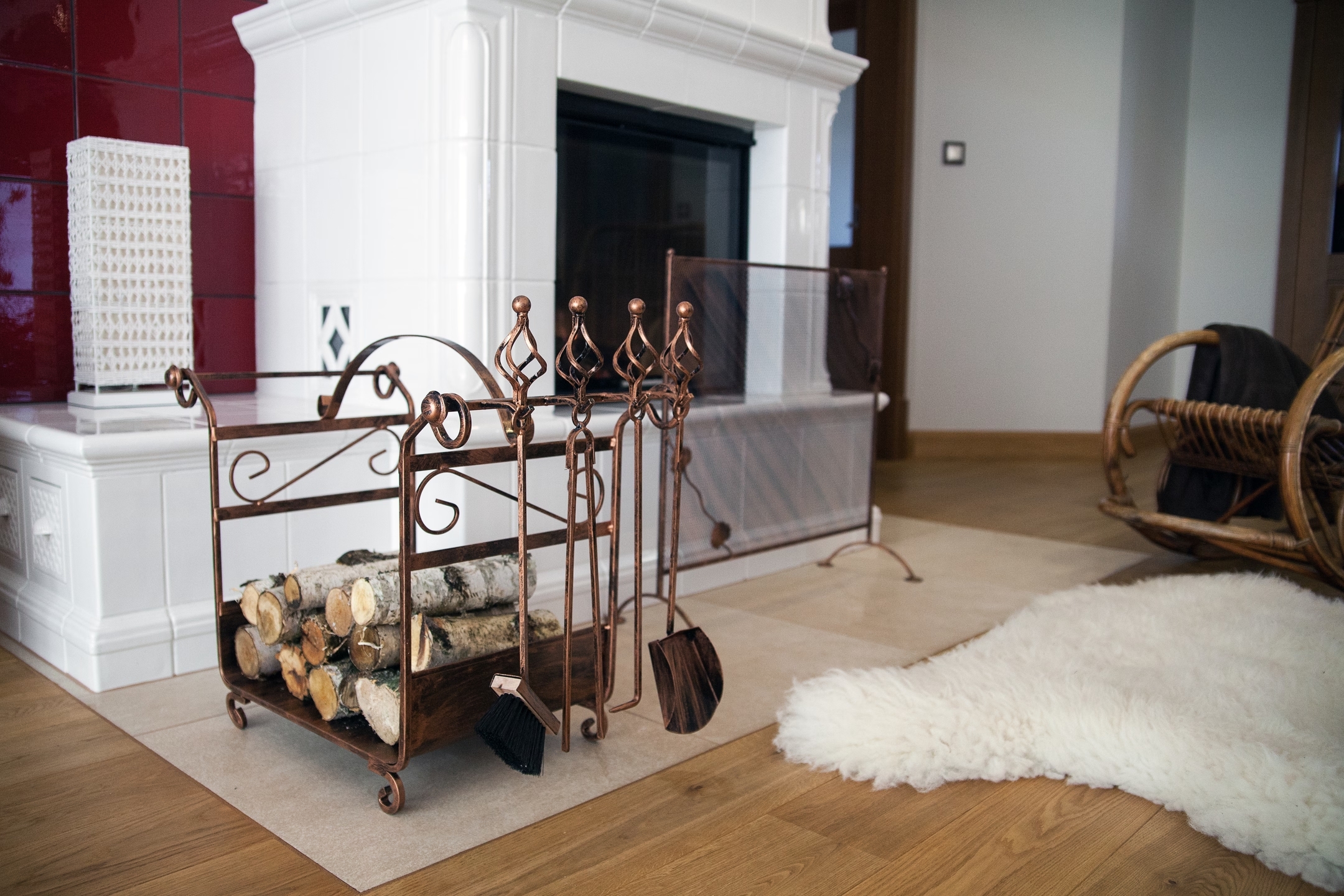 Duży zestaw kominkowy z koszem na drewno