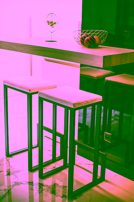 Metalowe krzesło barowe, hoker z podnóżkiem