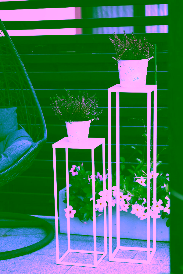 Stojak wielofunkcyjny z czapa 80-ka - aranżacja wnętrza